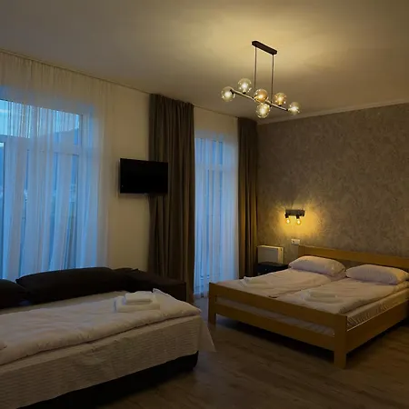 старий дуб Hotel Mizhhirya (Transcarpathia)