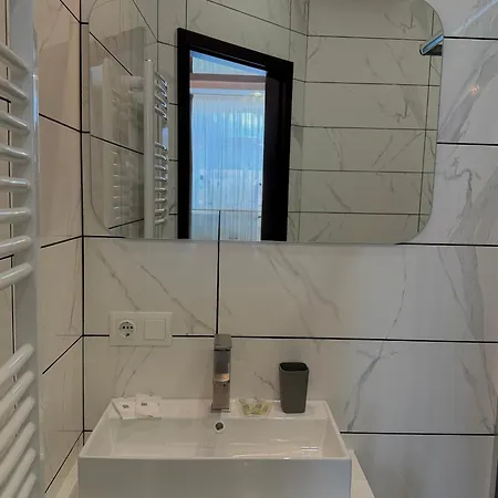 старий дуб Hotel Mizhhirya (Transcarpathia)