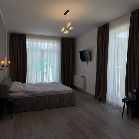 старий дуб Hotel *